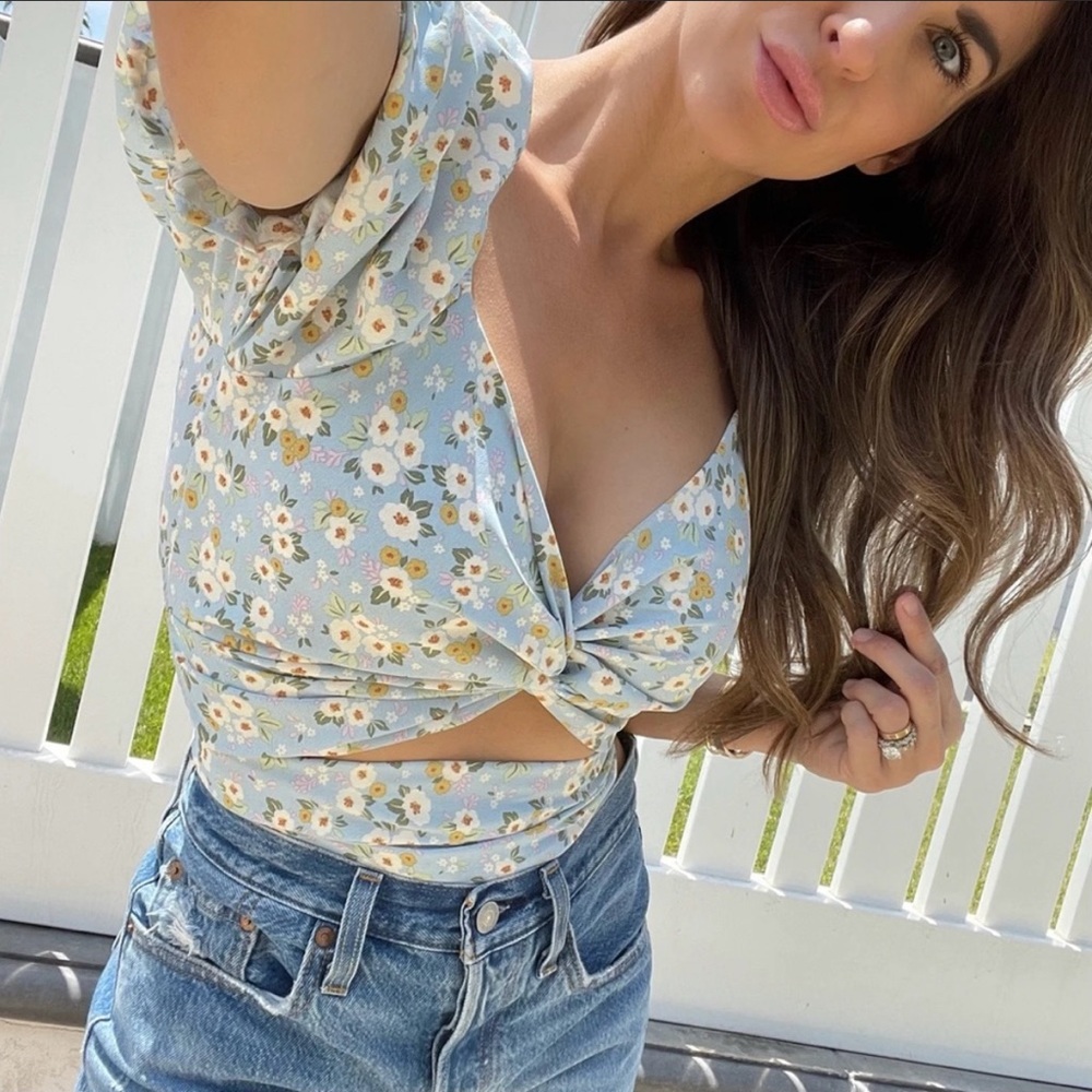 | floral twist cap sleeve crop top • size medium |